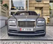  ??  ?? Links neben dem Haupteinga­ng des Parkhotels stehen die Rolls Royce-Fahrzeuge der Scheichs aus Katar.