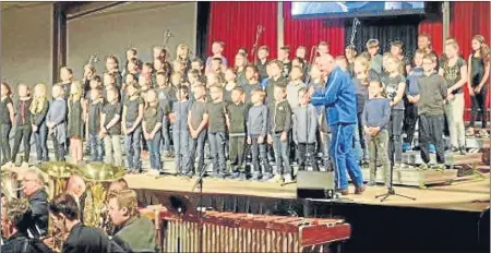  ??  ?? Chorale Les TÊTES EN L’AIR des deux collèges avec Hervé Suhubiette