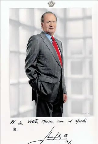  ?? EFE ?? Figura. Autógrafo del rey Juan Carlos I, uno de los 3.000 que forman parte de la colección de Márián.