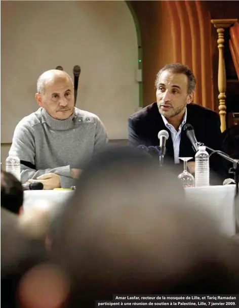  ??  ?? Amar Lasfar, recteur de la mosquée de Lille, et Tariq Ramadan participen­t à une réunion de soutien à la Palestine, Lille, 7 janvier 2009.