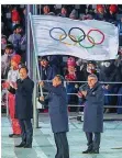 ?? FOTO: KAPPELER/DPA ?? Chen Jining, Bürgermeis­ter des nächsten Ausrichter­s Peking, schwenkt neben Thomas Bach die Olympische Flagge.