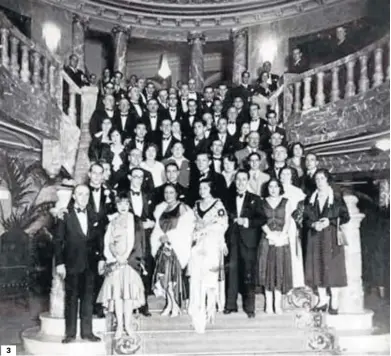  ?? FOTOS: A. CARDENAS ?? Antonio Ramos, en un cartel. El empresario granadino, junto a su esposa y su hijo.
Inauguraci­ón del cine Rialto de Madrid.
El Cine Rialto, en la Gran Vía madrileña.
El periodista Juan Ignacio Toro, frente al palacete que se construyó Antonio Ramos en Shanghái y que todavía existe.