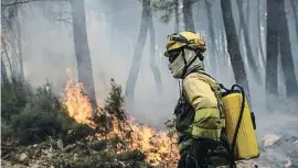  ?? EmOaOS FrCOar / EP ?? Un bomber a l’incendi de la serra de Culebra (Zamora)