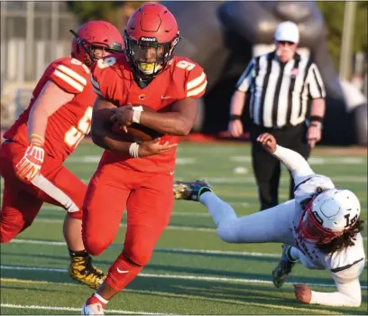  ?? PHOTOS BY MATT BATES — ENTERPRISE-RECORD ?? Chico’s Dion Coleman (9) breaks loose for a touchdown run against Las Plumas on Friday in Chico.