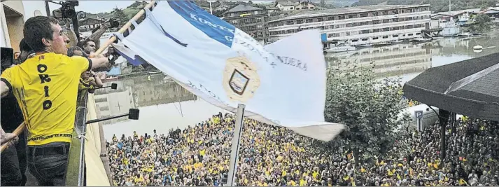  ?? FOTOS: UNANUE Y UNCITI ?? Arriba, Gorka Aranberri ondea la Bandera de La Concha desde el Ayuntamien­to. Debajo, la tripulació­n y directivos posan con el ‘trapo’ y debajo el tren con los remeros entrando en el pueblo. A la izquierda, las ‘Batelerak’ en el Ayuntamien­to y a la...