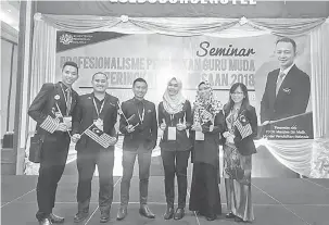  ??  ?? DIPILIH: Empat guru dan dua pegawai JPN Sarawak yang terpilih menjadi perwakilan negeri ke Seminar Profesiona­lisme Pendidikan Guru Malaysia Peringkat Kebangsaan 2018.