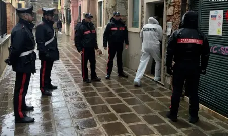  ??  ?? I carabinier­i mentre entrano nella casa di Lelio Baschetti, professore il cui corpo è stato trovato lunedì nella sua casa di Calle del Cristo dopo sette anni dalla morte