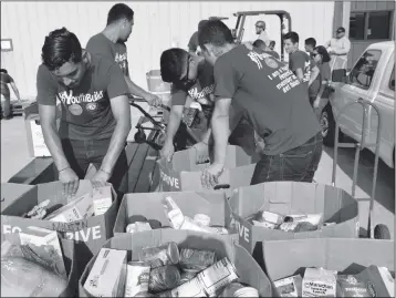  ?? PHOTO BY CESAR NEYOY/BAJO EL SOL ?? YOUTHBUILD STUDENTS FROM SAN LUIS, ARIZ., UNLOAD SOME of more than 4,000 pounds of food they collected for the Yuma Community Food Bank.