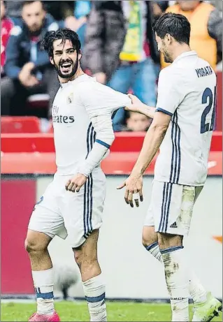 ?? JUAN MANUEL SERRANO ARCE / GETTY ?? Isco i Morata celebren el gol del triomf del Reial Madrid a El Molinón