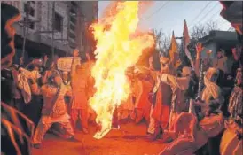  ?? AFP ?? Demonstrat­ors burn the US flag at a protest in Quetta on Thursday evening.