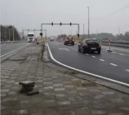  ?? FOTO DIRK MACQUOY ?? Het kruispunt aan de Snelwegstr­aat en de N73 is omgevormd tot een vierarmenk­ruispunt met verkeersli­chten.