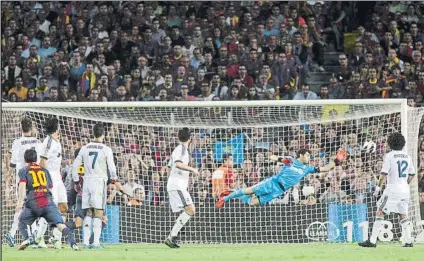  ?? FOTO: PEP MORATA ?? Leo Messi marcó así de falta directa su último gol en la Liga en el Camp Nou ante el Madrid Iker Casillas no pudo hacer nada