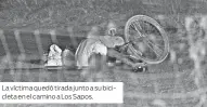  ??  ?? La víctima quedó tirada junto a su bicicleta en el camino a Los Sapos.