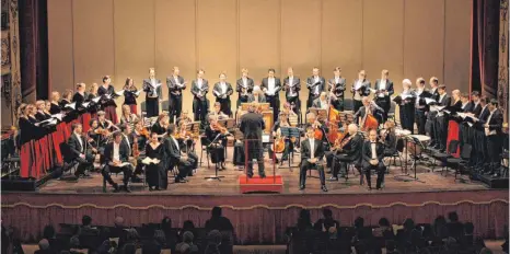  ?? FOTO: FEDERICO ZOVADELLI ?? Der Kammerchor und das Barockorch­ester Stuttgart unter Leitung von Frieder Bernius.