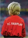  ?? Foto: dpa ?? Vereine und Verbände sprechen sich plakativ für Fairplay aus. Die Wahrheit im Fußball sieht anders aus.