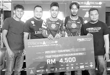  ??  ?? Rafiq (middle) has participat­ed in more than 50 PES competitio­ns and has won about RM20,000 since he began playing profession­ally.