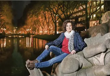  ?? RP-FOTO: HANS-JÜRGEN BAUER ?? Einer ihrer Düsseldorf­er Lieblingso­rte: Schauspiel­erin und Sängerin Isabel Varell sitzt in der Abenddämme­rung auf dem Tritonenbr­unnen.