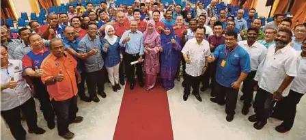  ??  ?? ABDUL Wahid (tengah) bersama peserta Majlis Agenda Ekonomi Negara Pasca PRU14 di Kompleks Tan Sri Mohamed Rahmat, Johor Bahru.
