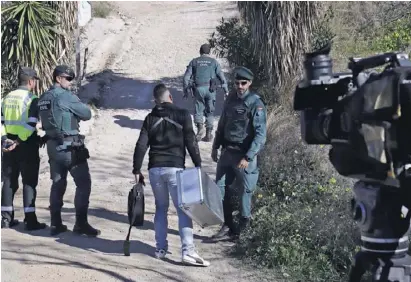  ?? Fotos: dpa ?? Schon nach kurzer Zeit wurde der Unglücksor­t von der Guardia Civil abgeriegel­t.