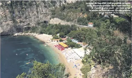  ?? (Photo Joëlle Deviras) ?? La plage de Cap-d’Ail n’est accessible qu’après avoir descendu quelque deux cents marches – le chemin le plus court – ou avoir longé le sentier du bord de mer. Un site sublime qui se mérite !