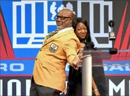  ??  ?? Donnie Shell poses with daughter — and presenter — April before making his speech Saturday night in Canton.