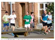  ??  ?? Laurent Dolé (devant) entraîne les coureurs à pied.