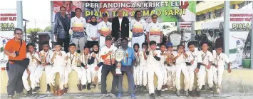  ??  ?? Sarji (third right), Mahyan (second right), Sarawak Education Department principal assistant director Salina Bujang and organising committee members as well as SCA officials pose with the champions after the prize presentati­on. The team is managed by Keron Mat (seated seventh left) and coached by Morshidi Isnawi (left) and Francis Vitalingam (seated 10th right) while SK Tabuan Hilir acting headmaster Ismail Lobot is standing at left, second row.