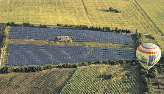  ?? Foto: Chixoy/WikiCommon­s ?? Naturfläch­en exzessiv mit Solarpanel­en zu bepflaster­n, ist nicht Sinn der Sache. Hier bei Manacor, Mallorca.