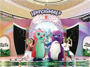  ?? TUNJUNGAN PLAZA FOR JAWA POS ?? KARAKTER IDOLA: Hatchimals Colleggtib­les bakal menyapa anak-anak dalam live show pertama di Indonesia pada 9–18 Agustus 2019 di Atrium TP 6. Dua karakter yang hadir kali ini adalah Penguala si penguin dan Draggle si naga yang cute.