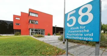  ?? Foto: Bernhard Weizenegge­r ?? Aus der Klinik für Forensisch­e Psychiatri­e und Psychother­apie in Günzburg floh der Angeklagte im September 2019. Vier Monate später wurde er in Spanien verhaftet. Jetzt steht er wegen Geiselnahm­e vor Gericht.