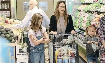  ?? FAMEFLYNET PICTURES / GTRES ?? Jessica Alba comprant en un supermerca­t amb les seves filles Honor (9) i Haven (5)