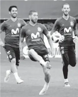  ?? Foto: Javier Etxezarret­a (Efe) ?? Sergio Ramos junto a Isco y De Gea.