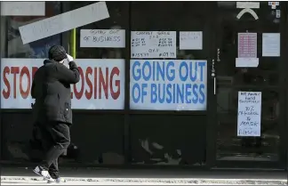  ?? NAM Y. HUH — THE ASSOCIATED PRESS ?? In Niles, Ill., a site repeated across the country — a store closed due to COVID-19