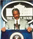  ??  ?? Lange vor Obama gab es mit Morgan Freeman einen schwarzen Präsidente­n.