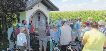  ?? FOTO: FRANZ ZEMBROT ?? Auch an der Wegkapelle „Zur Guten Beth“in Eibhaus haben die Radler haltgemach­t.