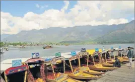  ?? WASEEM ANDRABI/HT ?? Shikaras lined up at the Dal Lake on a sunny day in Srinagar. ■