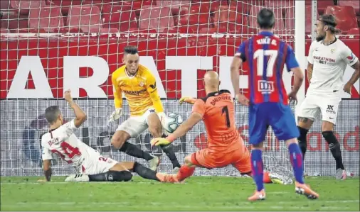  ??  ?? Lucas Ocampos, convertido en improvisad­o portero, detiene el remate de Dmitrovic en la última jugada del partido ante el Eibar.