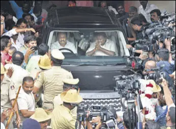  ?? ARIJIT SEN/HT PHOTO ?? Janta Dal (secular) leader and former Karnataka CM Kumaraswam­y leaves the residence of former prime minister Deve Gowda after a post poll result meeting in Bengaluru on Tuesday.