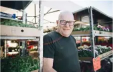  ?? FOTO: YLVA BERGMAN ?? VETERAN.
”Jag bodde här som liten, flyttade till Vällingby 1955. Vällingby torg har jag stått på i 17 år nu”, säger Göran Stenhardt.