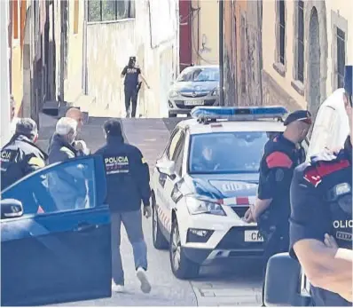  ?? Lourdes Casademont / ACN ?? El detenido, dentro del coche policial, llega al municipio para el registro de su domicilio, ayer