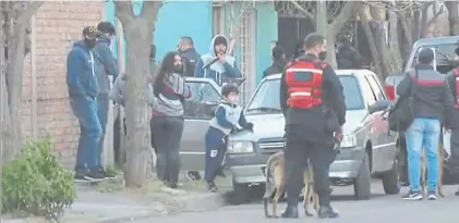  ?? TN ?? Operativo. En la casa de la tía de Guadalupe. Ayer, la Policía entró con perros a la búsqueda de rastros.