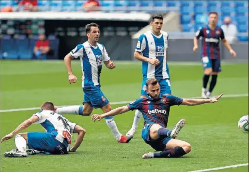  ??  ?? Borja Mayoral anota el primer gol para el Levante con David López vencido sobre el césped y la mirada de Víctor Sánchez y Javi López.