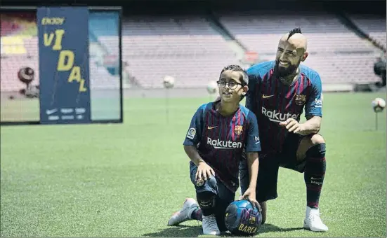  ?? ANA JIMÉNEZ ?? Arturo Vidal peloteó durante unos minutos con su hijo, vestido también de blaugrana, durante su presentaci­ón en el Camp Nou