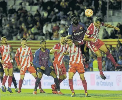  ?? FOTO: PEP MORATA ?? Samuel Umtiti salta en un córner ante la atenta mirada del debutante Jean Clair Todibo, que empezó como centrocamp­ista