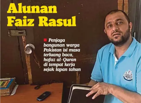  ??  ?? FAIZ membaca al-Quran di tempat kerjanya di Jalan Ipoh.