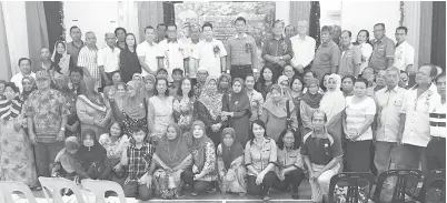  ??  ?? DR RAYONG bergambar kenangan bersama sebahagian penerima zakat Peladang di Dewan Dr Johnical Rayong Ngipa di Skim Skrang semalam. Turut kelihatan (berdiri dari lima kiri) ialah Kinta, Saging, Jimbat, Mohd Syafiq, Joseph serta mereka yang lain.