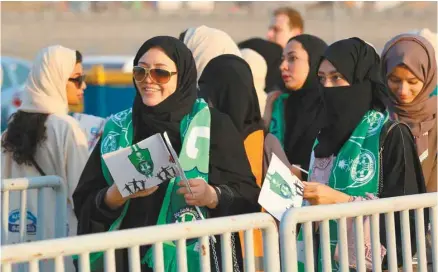  ?? STRINGER/AGENCE FRANCE-PRESSE ?? Des Saoudienne­s font la file pour assister à une joute de soccer au stade Roi-Abdallah, dans la ville de Jeddah, le 12 janvier.