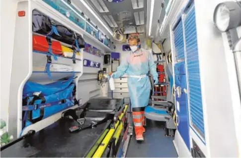  ?? VALERIO MERINO ?? Desinfecci­ón de una ambulancia para prevenir el contagio del coronaviru­s