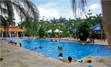  ?? FOTO: MELVIN CUBAS ?? DIVERSIÓN. En el hotel Copantl, muchos turistas aprovechar­on el sol para disfrutar el día en la piscina.