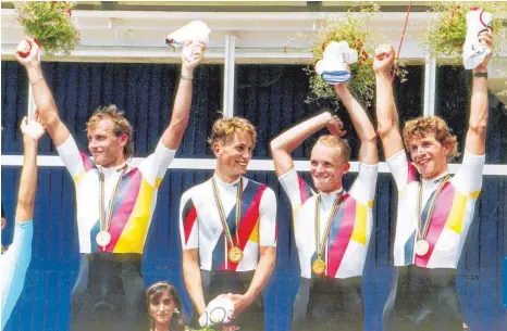  ?? FOTO: DPA ?? Gold für Deutschlan­d im 100-Kilometer-Mannschaft­szeitfahre­n (von links): Bernd Dittert, Christian Meyer, Uwe Peschel und Michael Rich. Uwe Peschel über den Fall der Mauer